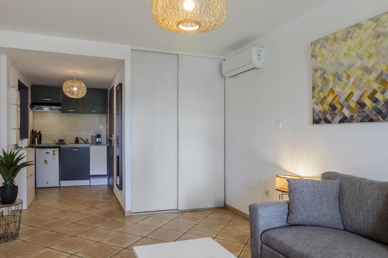 Le Saint-Gilles - Studio A St-Gilles-Les-Bains - Situe Dans Residence Privee Avec Piscine Esterno foto